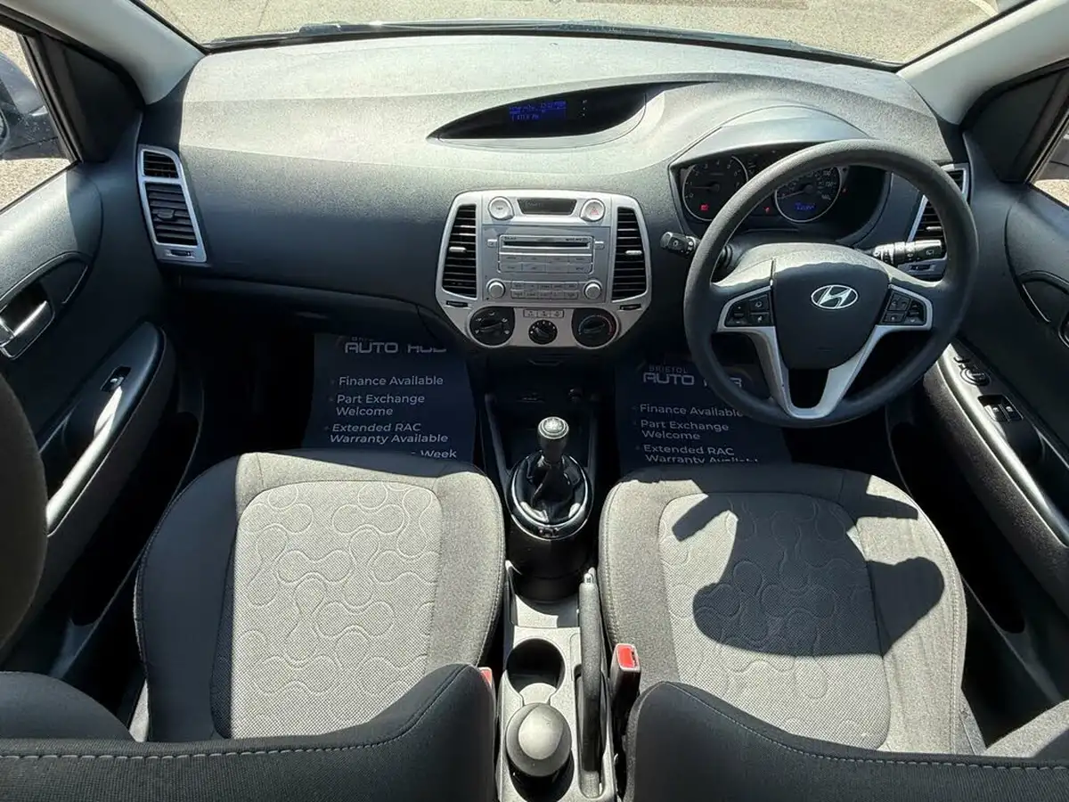 2011-hyundai-i20-12-comfort-3d-big-9