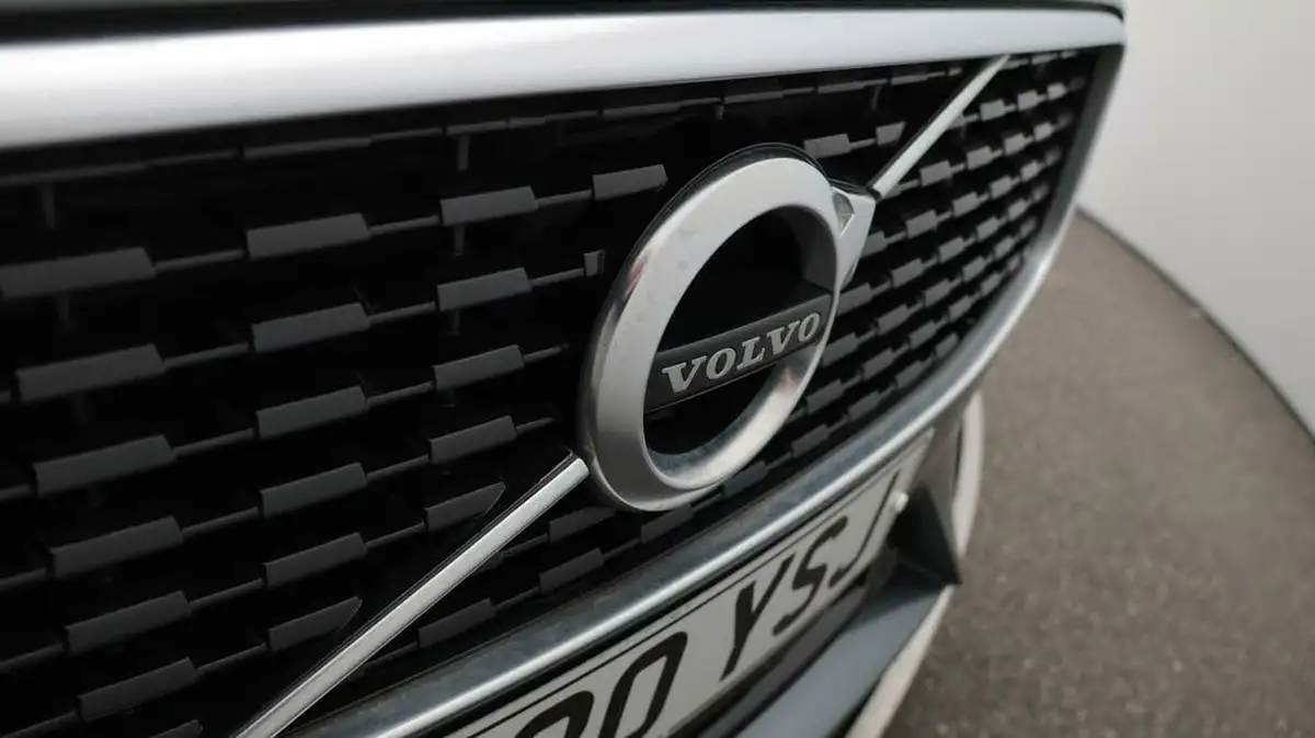 2020-volvo-s60-20-b5-r-design-big-23