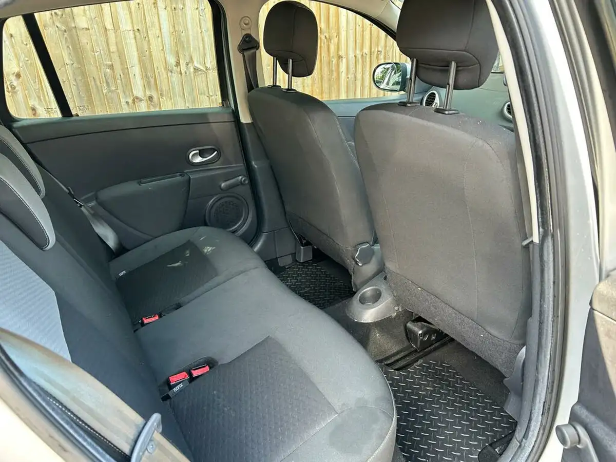 2009-renault-clio-12-expression-16v-75bhp-ac-estate-big-23