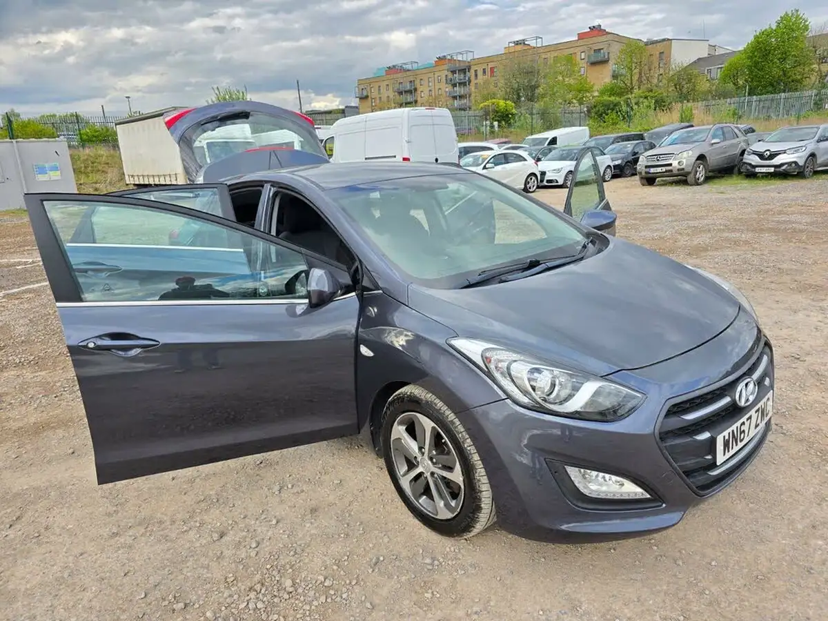 2017-hyundai-i30-16crdi-se-110ps-blue-drive-hatchback-dct-big-5