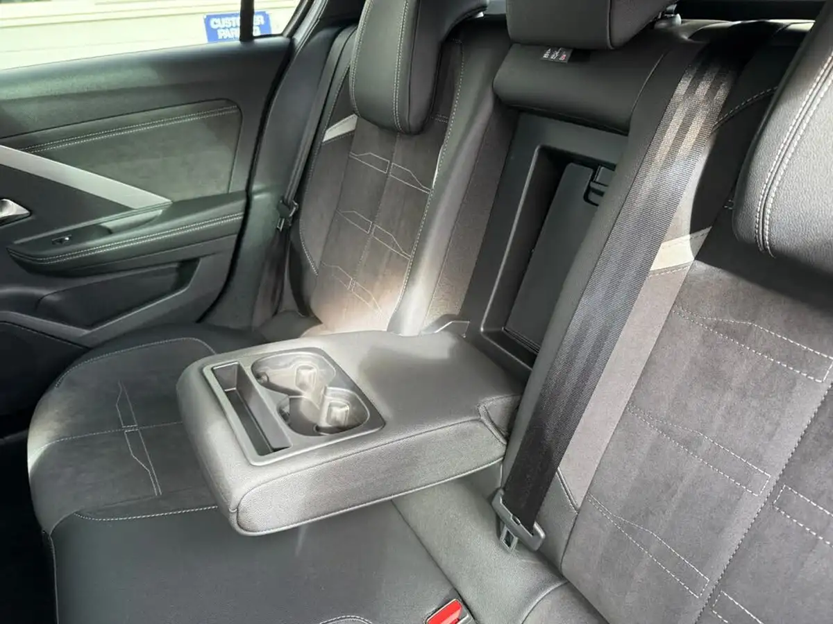 2024-vauxhall-astra-12-turbo-ultimate-130ps-hatchback-big-46