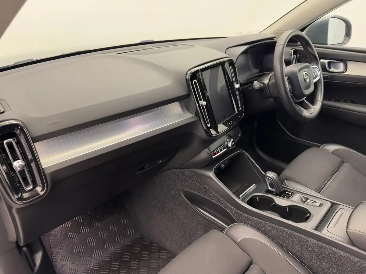 2019-volvo-xc40-20-t4-momentum-pro-awd-big-11