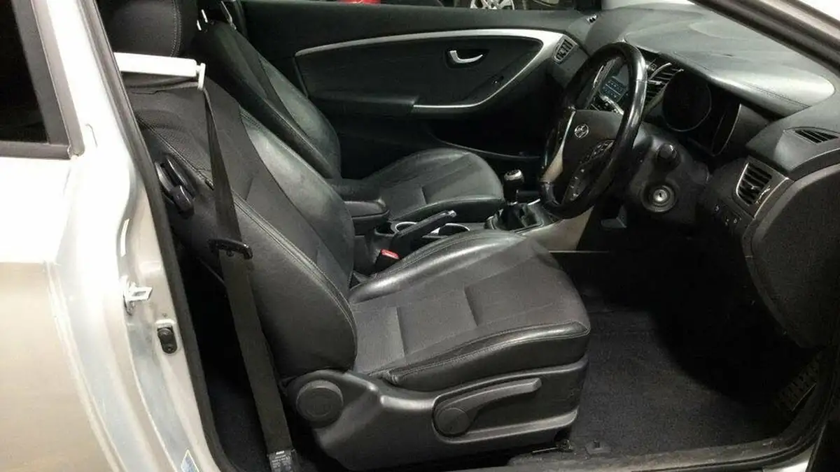 2013-hyundai-i30-16crdi-sport-panoramic-roof-big-5