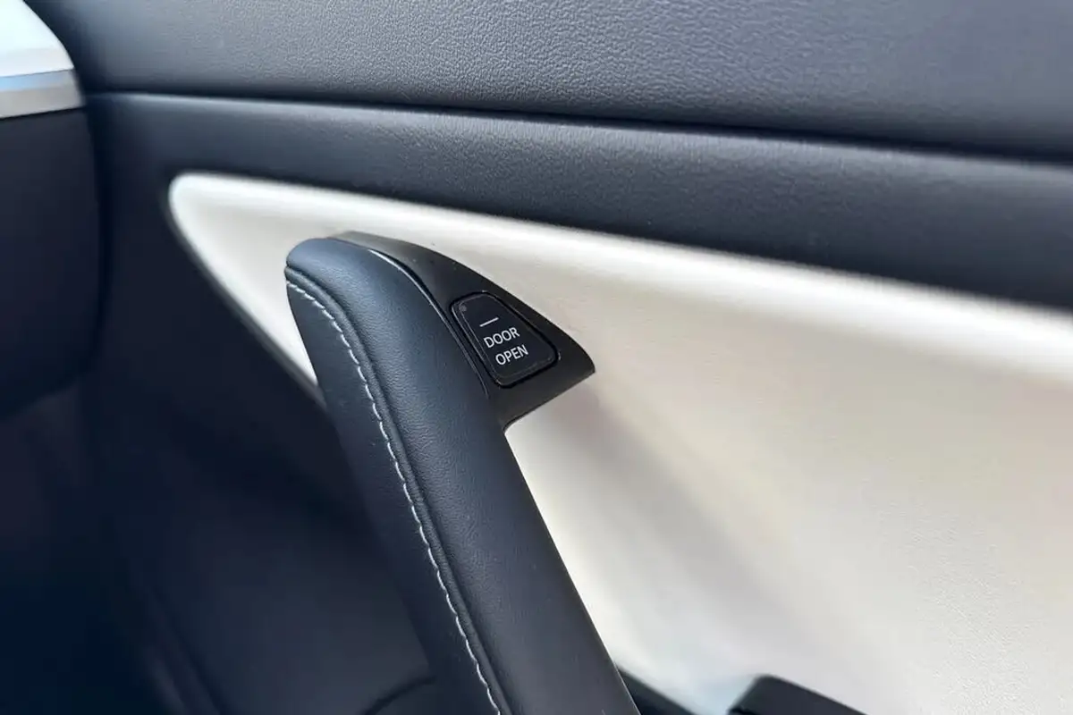 2020-tesla-model-3-e-performance-big-37