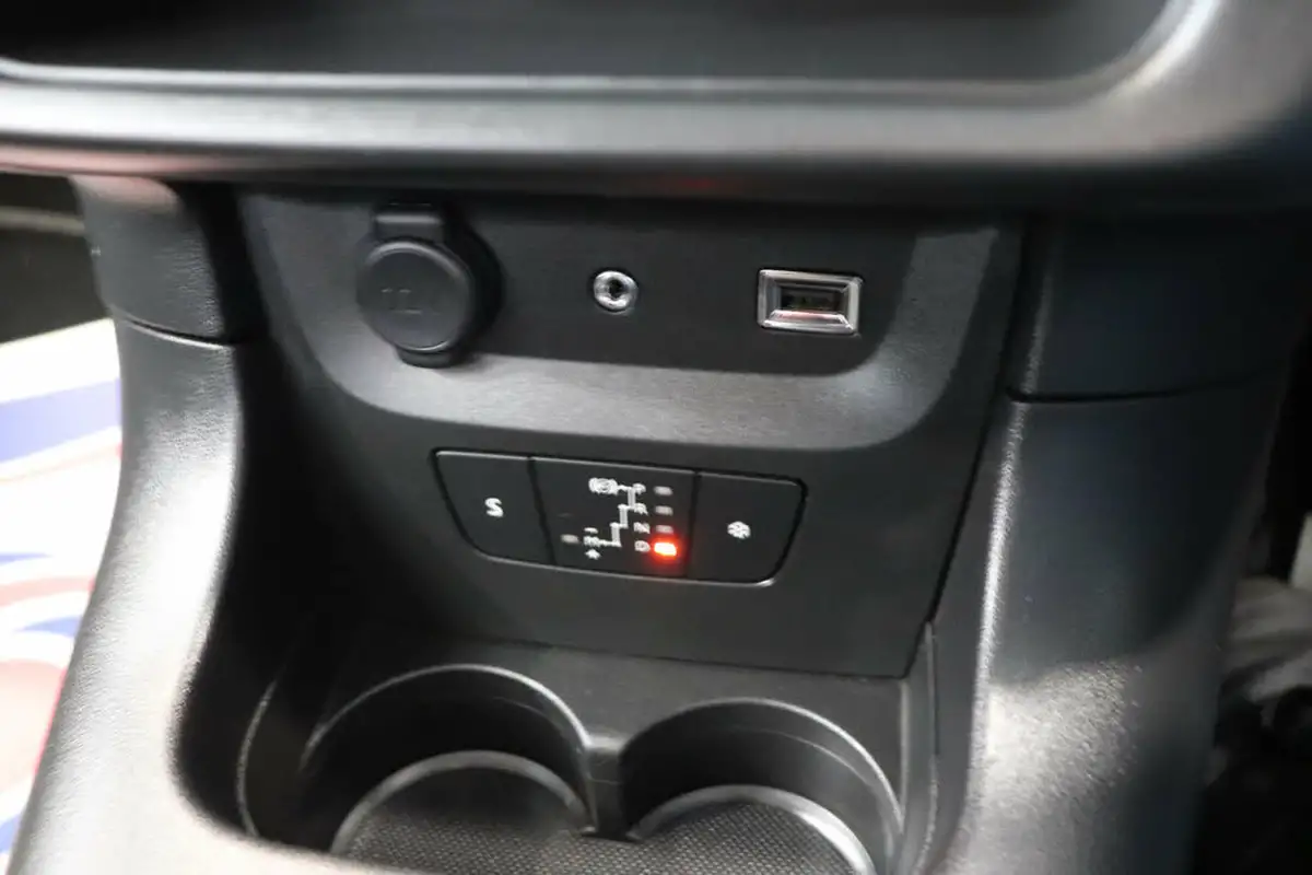 2018-citroen-c3-12-puretech-flair-110ps-ss-eat6-big-40