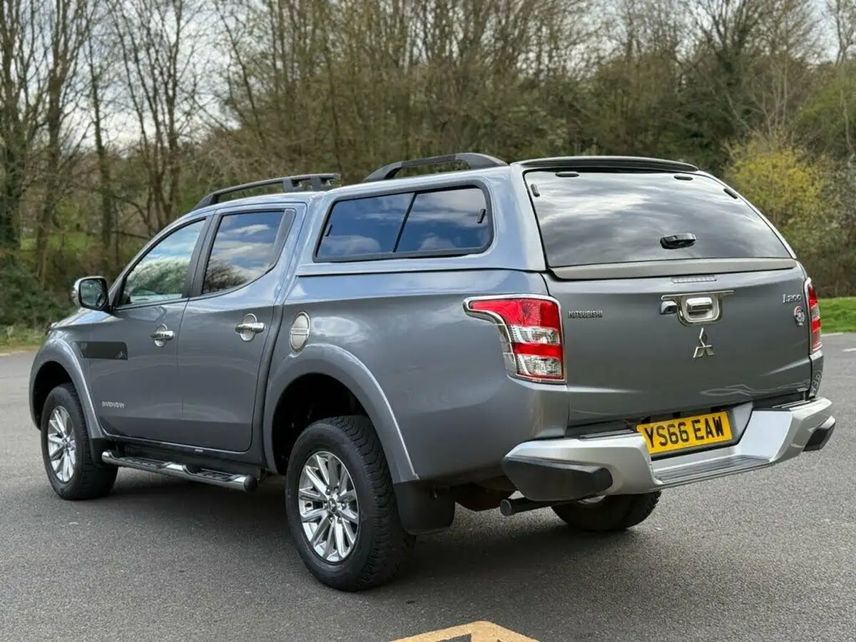 2016-mitsubishi-l200-24di-d-barbarian-big-2