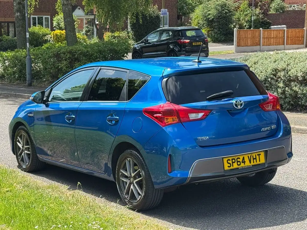 2014-toyota-auris-18-vvt-i-hsd-icon-plus-hatchback-big-4