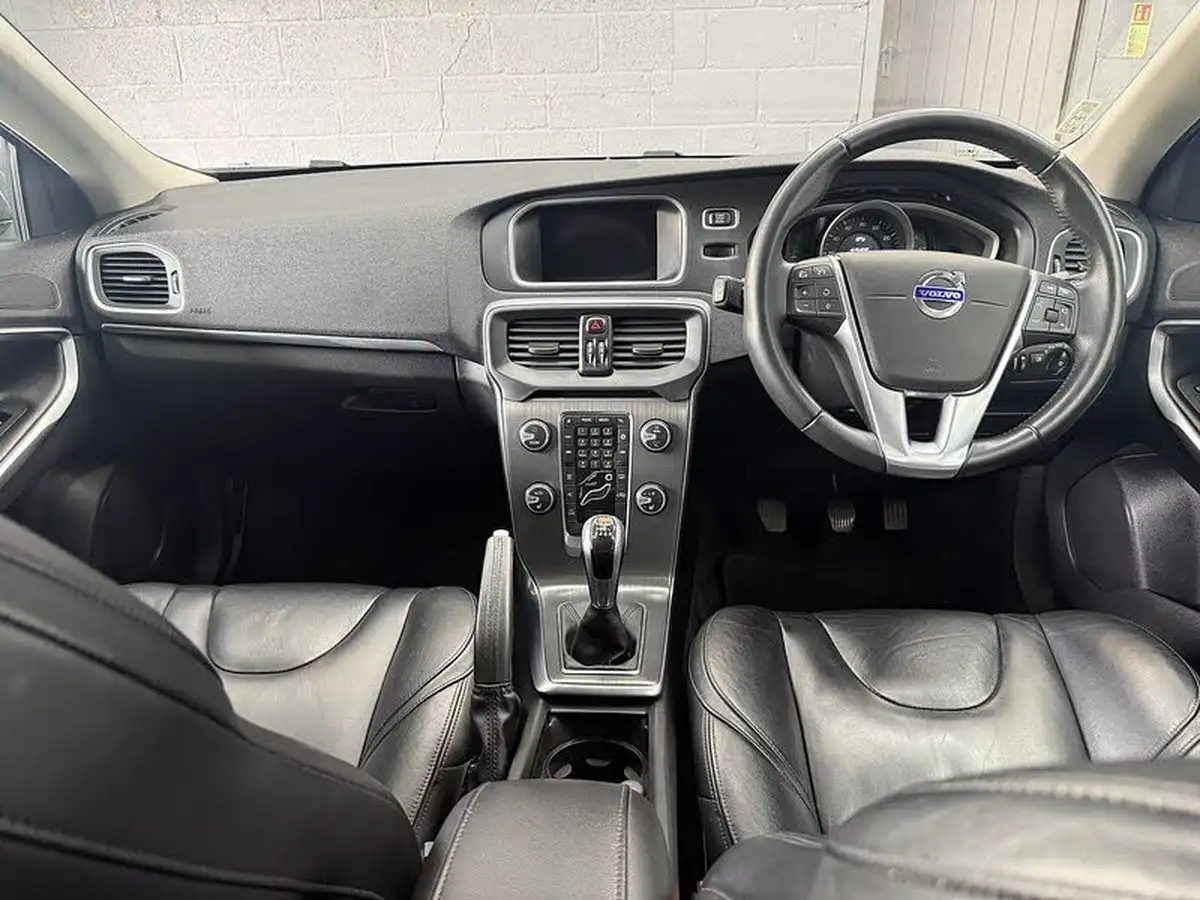 2016-volvo-v40-20td-d3-se-lux-big-34