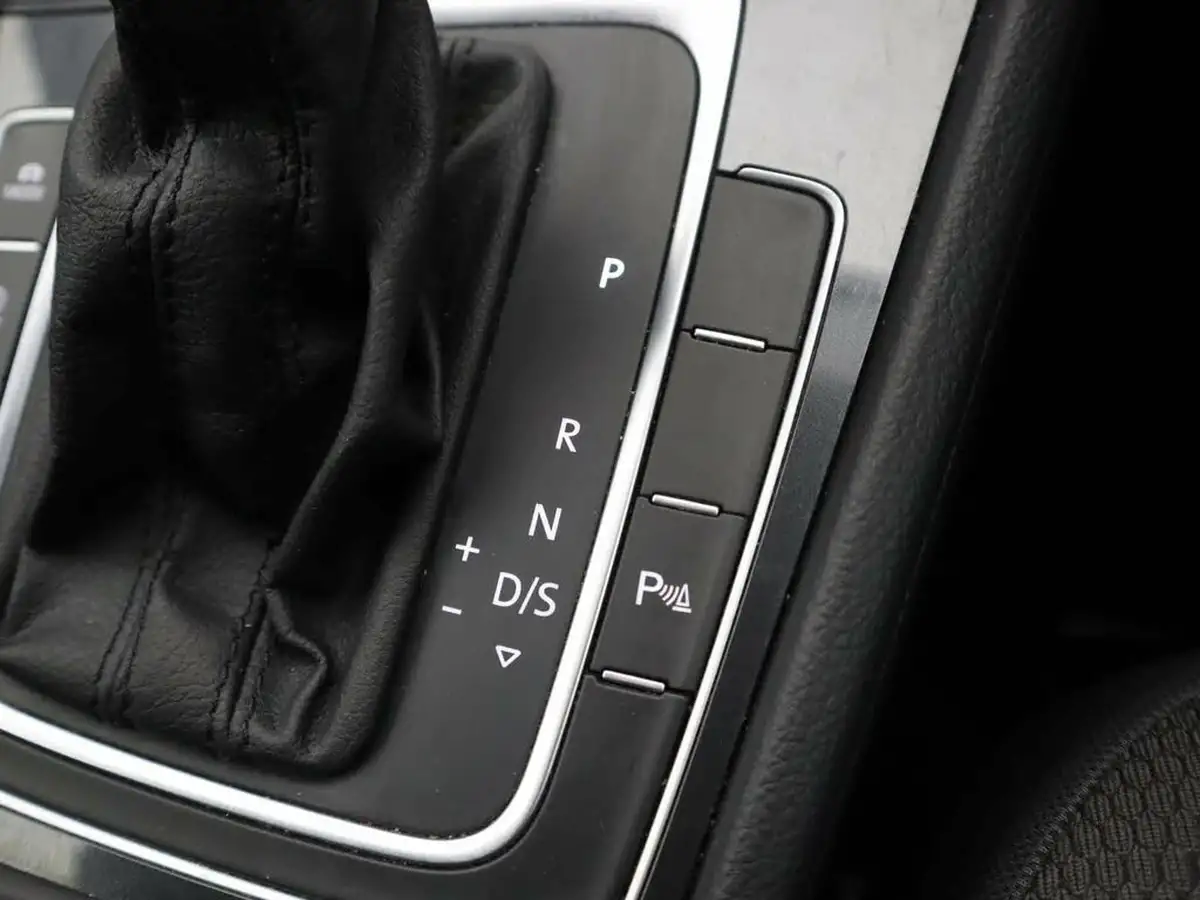 2019-volkswagen-golf-15-tsi-se-nav-130ps-hatchback-5d-dsg-big-21