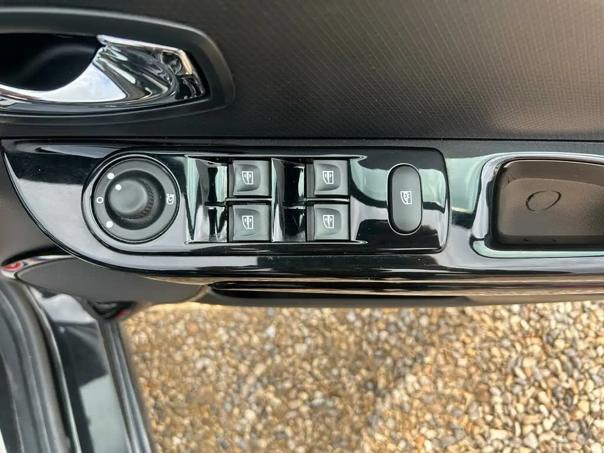 2015-renault-clio-15dci-dynamique-s-medianav-edc-auto-big-49