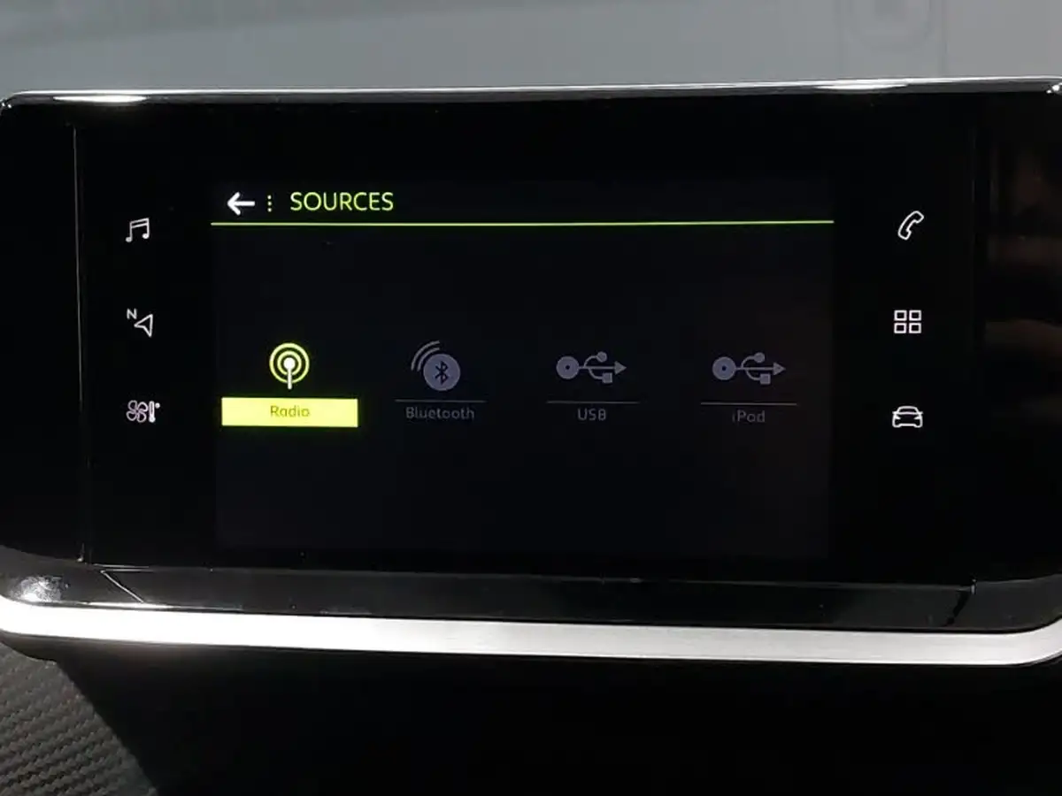 2023-peugeot-208-12-puretech-allure-premium-130ps-eat8-big-14