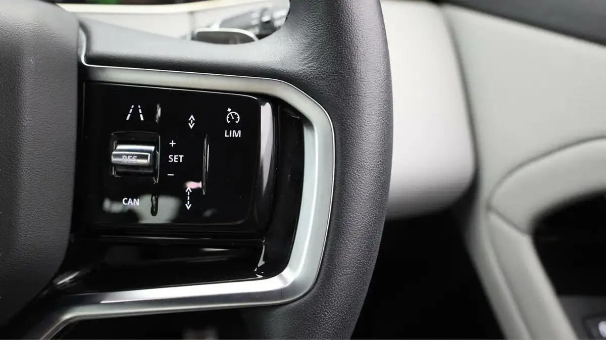 2023-land-rover-range-rover-evoque-15-p300e-r-dynamic-s-big-21