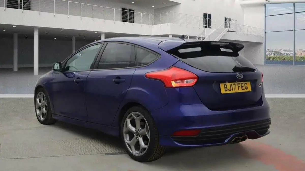 2017-ford-focus-20tdci-st2-hatchback-big-2