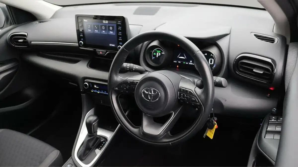 2021-toyota-yaris-15-vvt-i-design-big-9