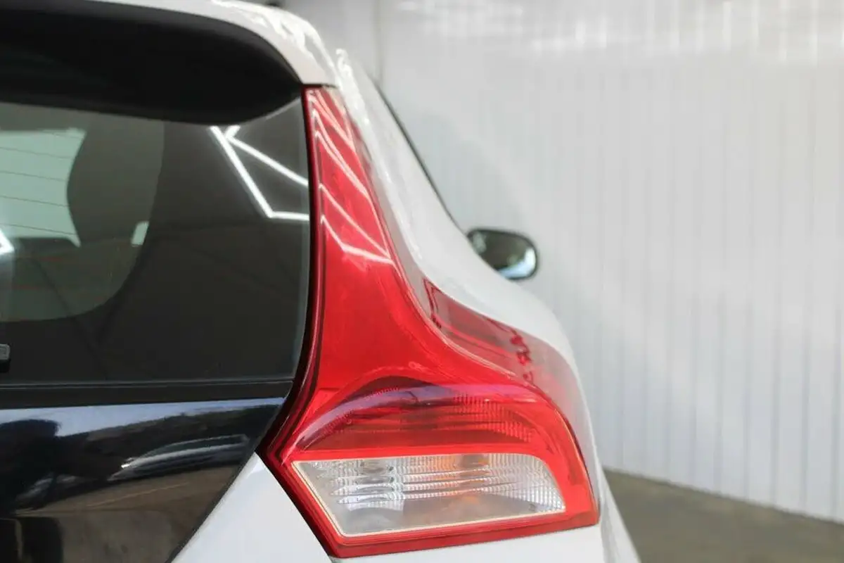 2013-volvo-v40-16-t2-es-big-10