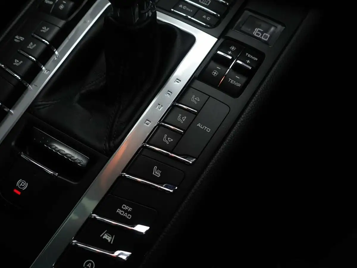 2018-porsche-macan-20-252ps-ss-big-30