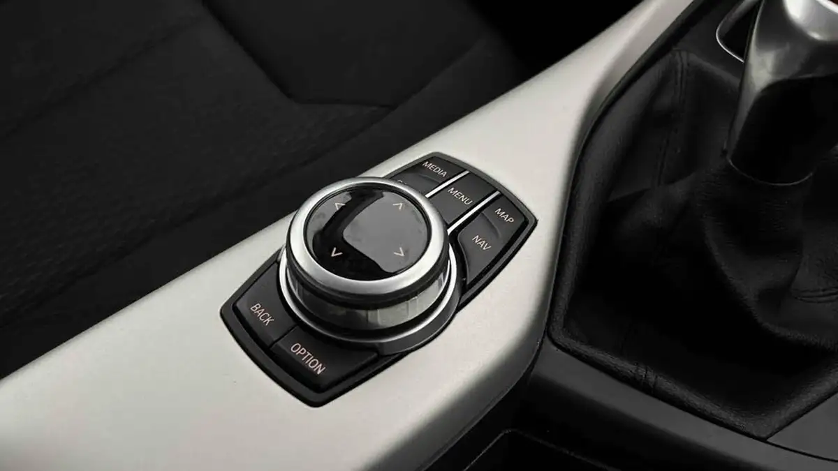 2017-bmw-1-series-20td-118d-se-3d-big-41