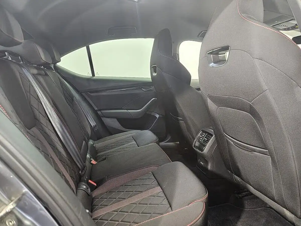 2022-skoda-octavia-20-tsi-vrs-hatchback-dsg-big-8