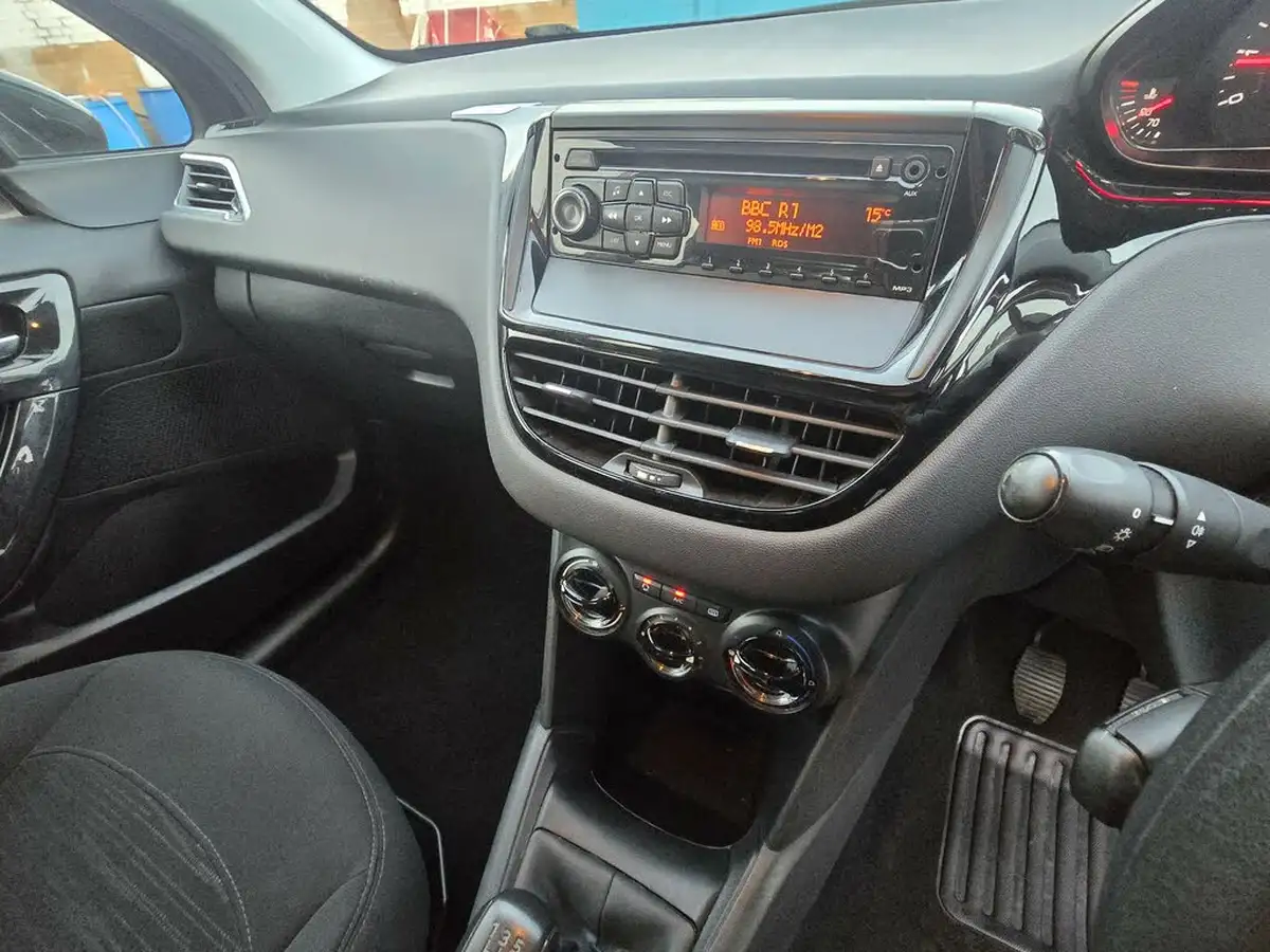 2012-peugeot-208-12-access-5d-big-23