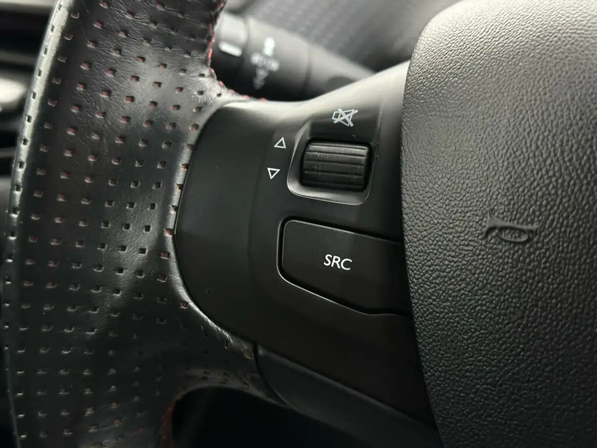 2016-peugeot-208-12-puretech-gt-line-5d-big-12