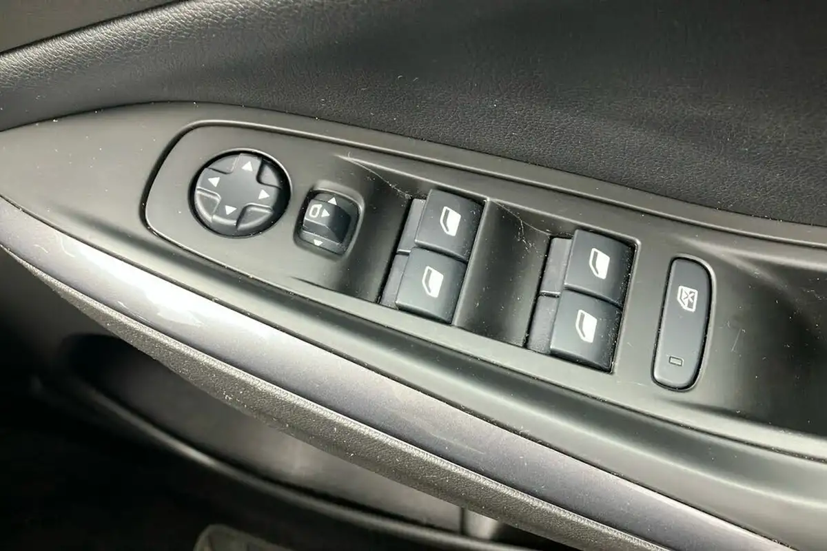 2019-vauxhall-grandland-x-12-sri-nav-auto-big-17