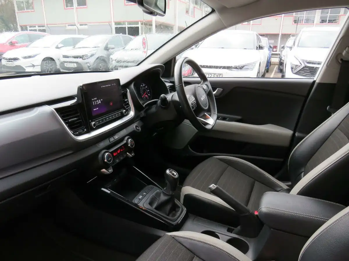 2022-kia-stonic-10-t-gdi-connect-big-8