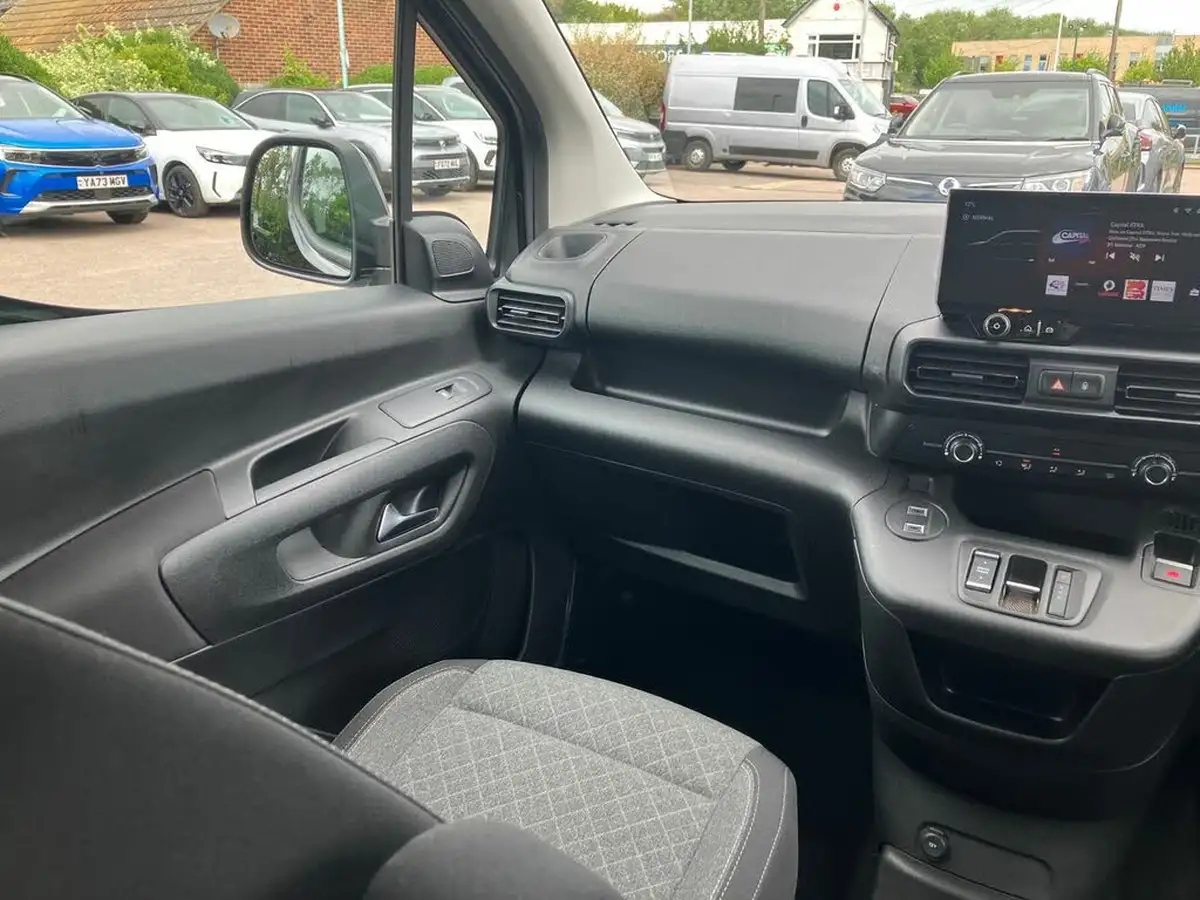 2024-vauxhall-combo-life-e-design-xl-big-23