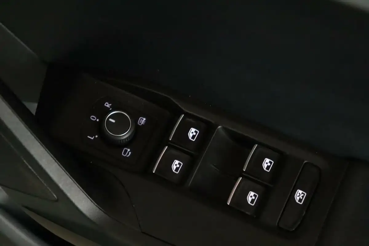 2021-seat-leon-14-e-hybrid-fr-hatchback-big-16
