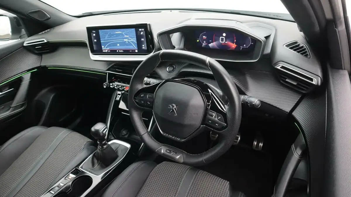 2022-peugeot-2008-suv-12-puretech-gt-big-9