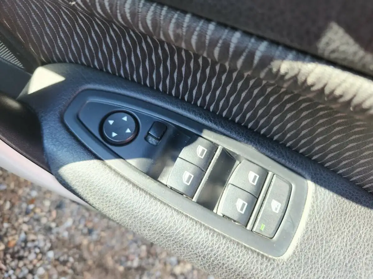 2016-bmw-1-series-15-118i-se-5d-big-12