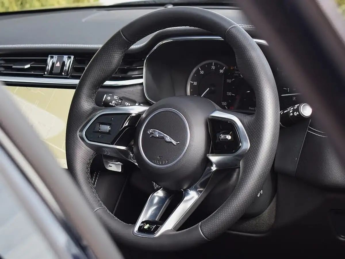 2022-jaguar-f-pace-20-d200-r-dynamic-black-big-9