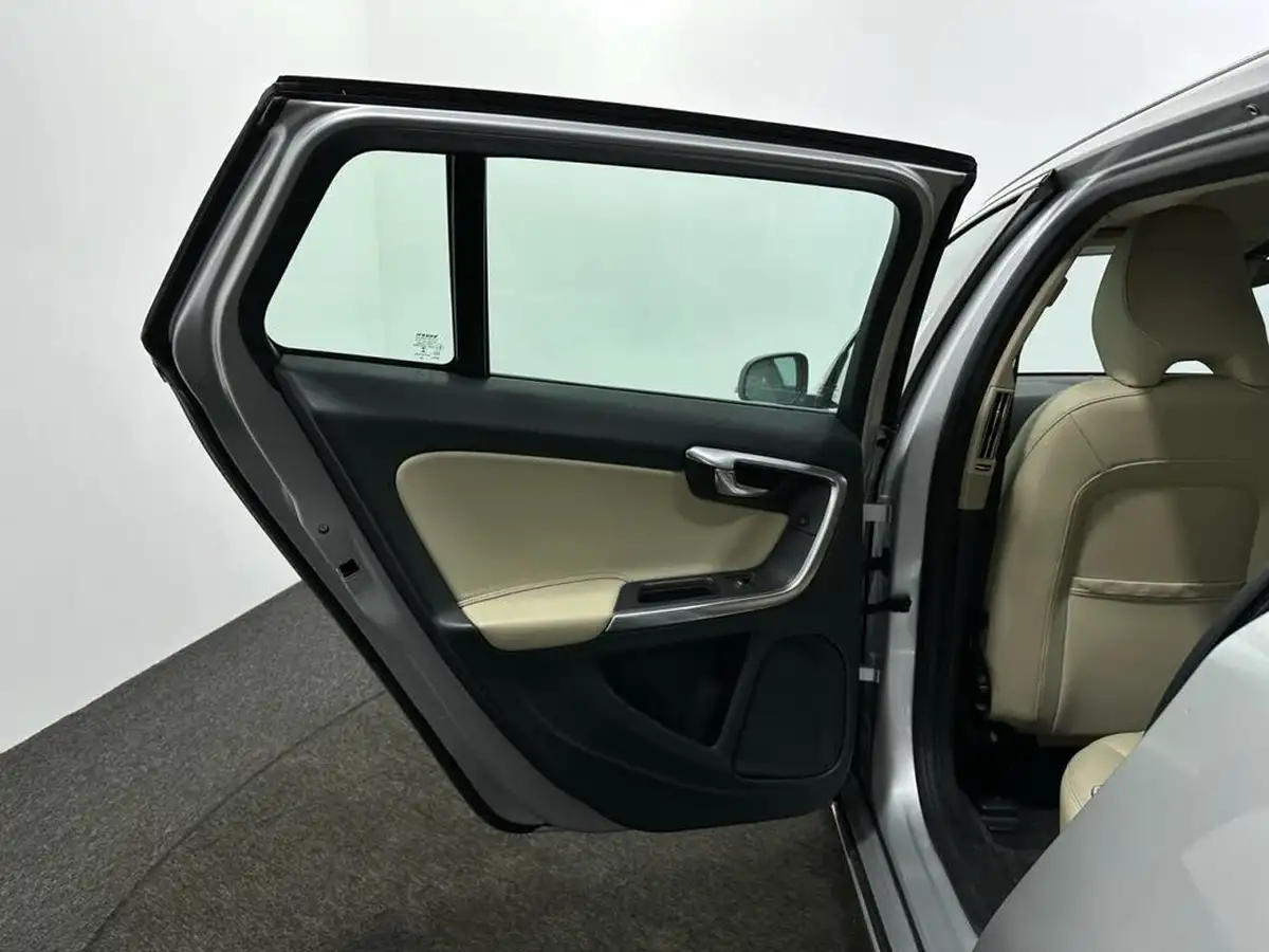 2017-volvo-v60-24td-d6-se-lux-big-40
