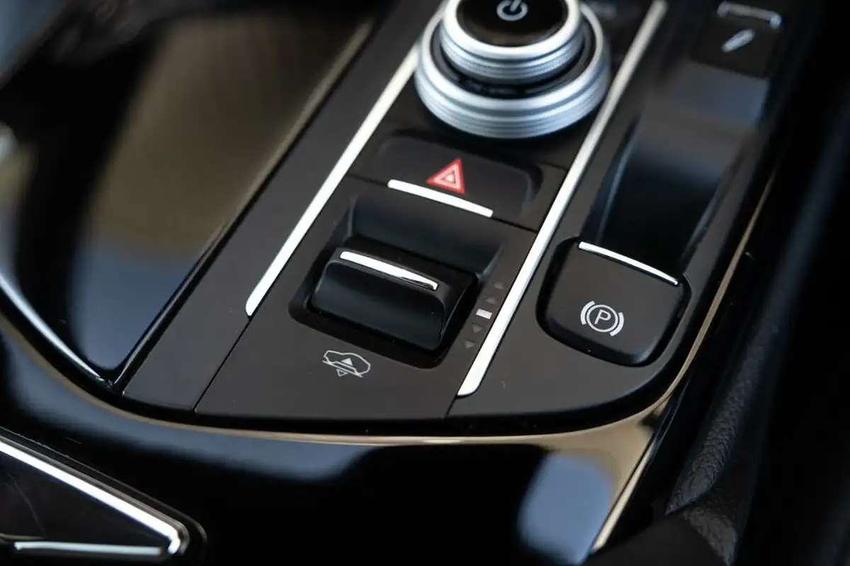2021-maserati-levante-30-gransport-big-21