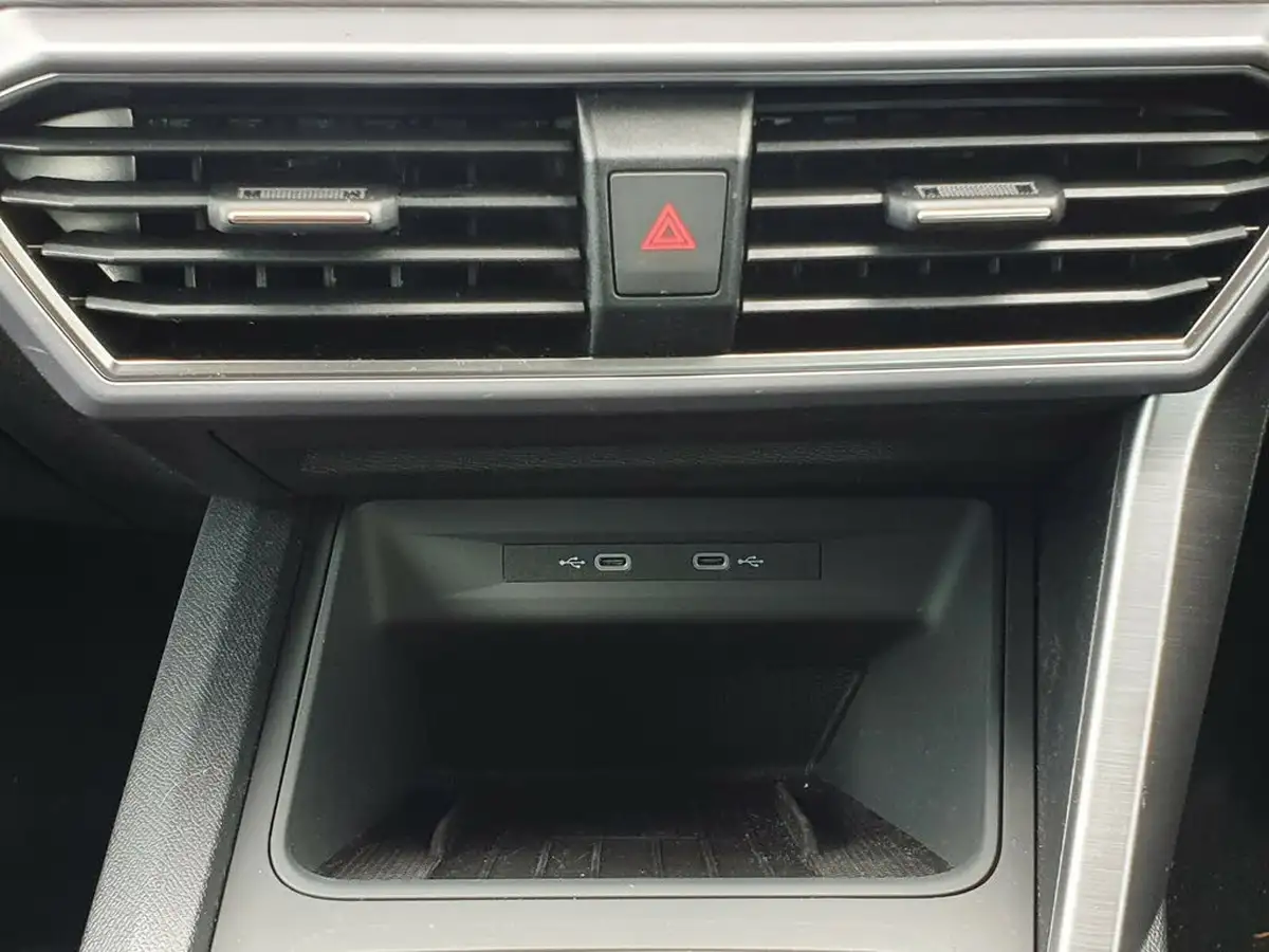 2024-seat-leon-14-e-hybrid-fr-hatchback-big-17