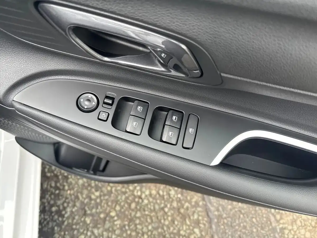 2024-hyundai-i20-10-t-gdi-premium-dct-big-14