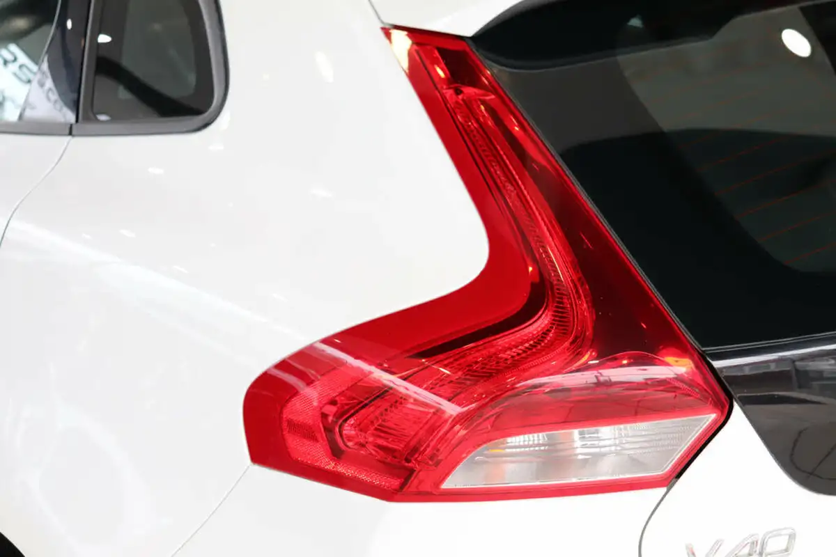 2016-volvo-v40-20-t2-momentum-big-69
