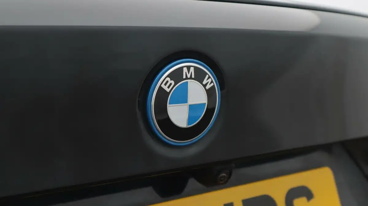 2023-bmw-3-series-20-330e-m-sport-saloon-4d-big-20