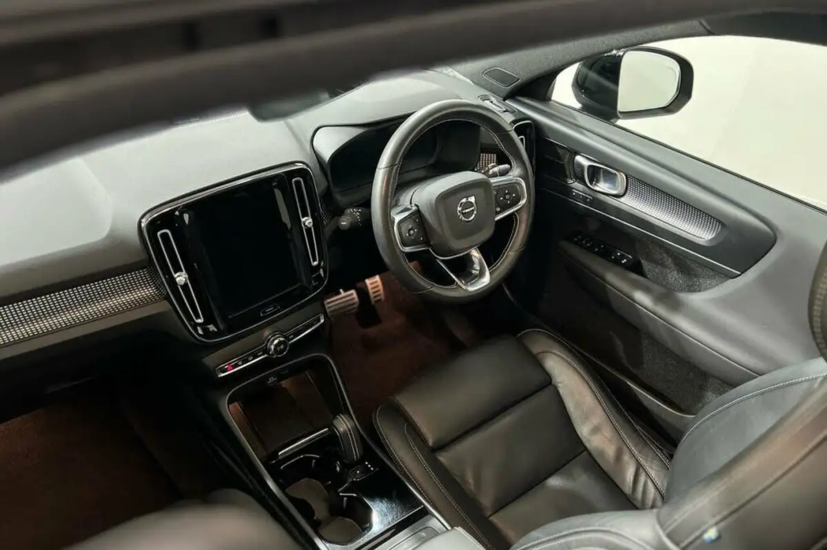 2021-volvo-xc40-e-p8-first-edition-big-22