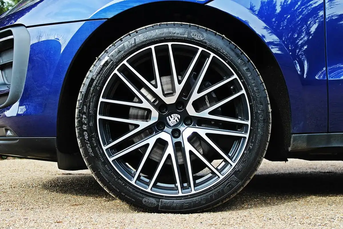 2022-porsche-macan-20-big-1