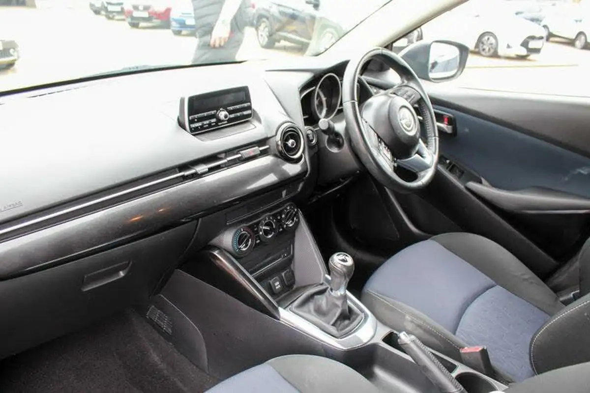 2016-mazda-mazda2-15-se-l-75ps-big-18