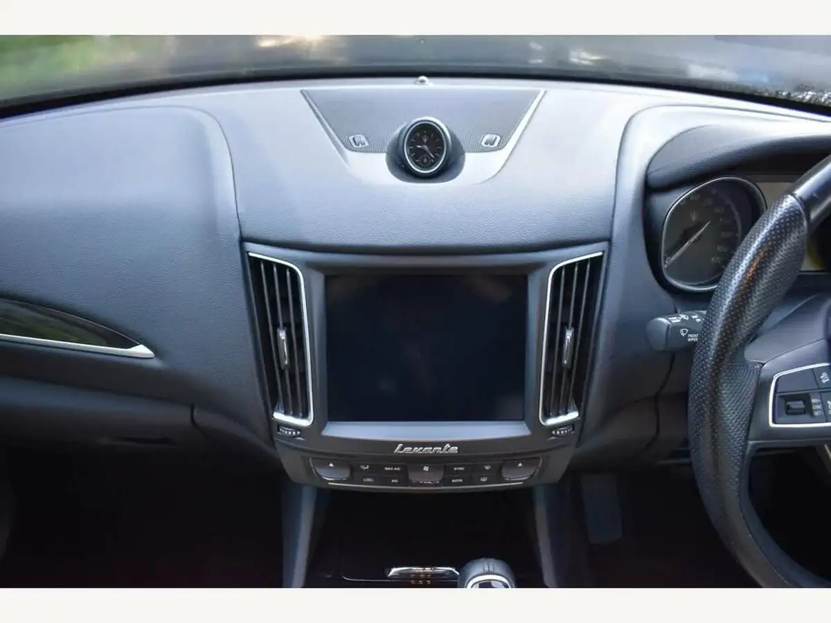 2017-maserati-levante-30td-awd-big-26