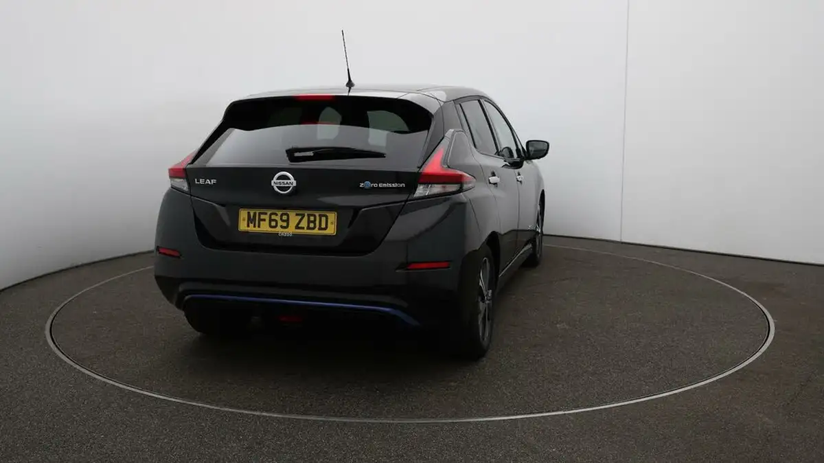 2020-nissan-leaf-e-tekna-big-47