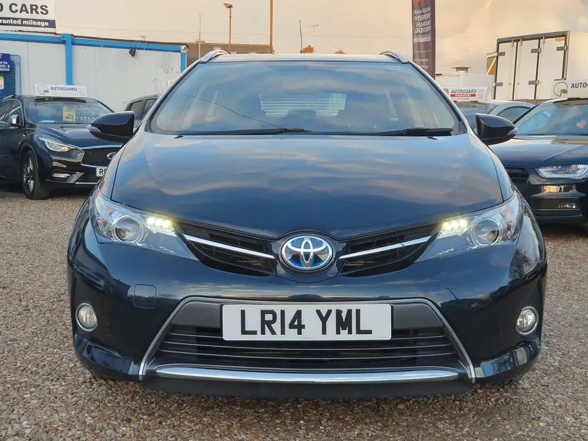 2014-toyota-auris-18-vvt-i-hsd-icon-estate-big-3