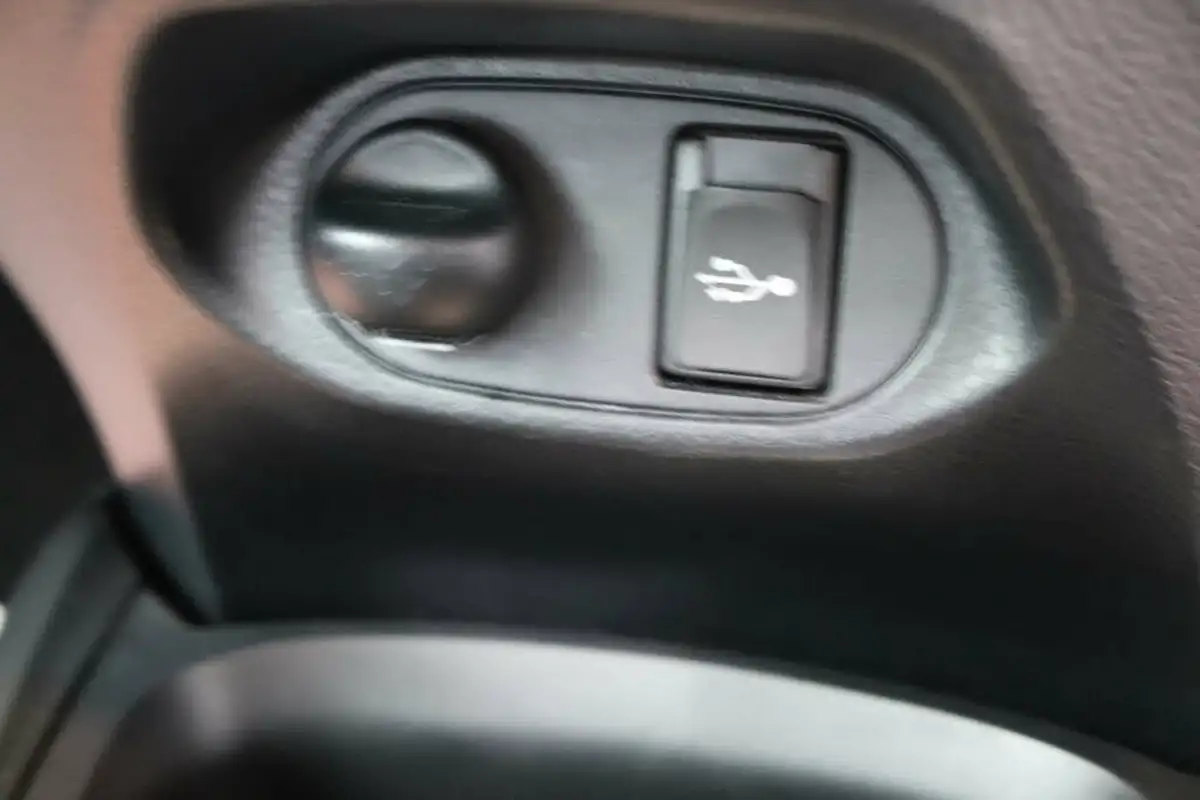 2015-toyota-yaris-15-vvt-i-sport-hybrid-big-42