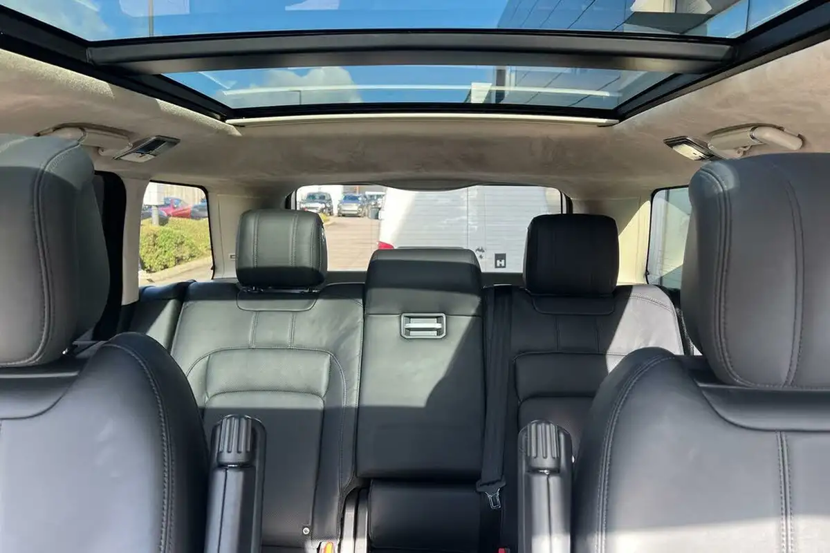 2021-land-rover-range-rover-30-d300-westminster-black-big-38