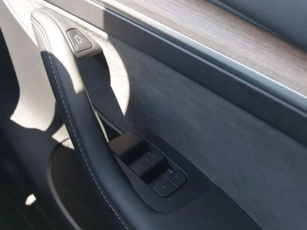 2022-tesla-model-y-e-long-range-big-18