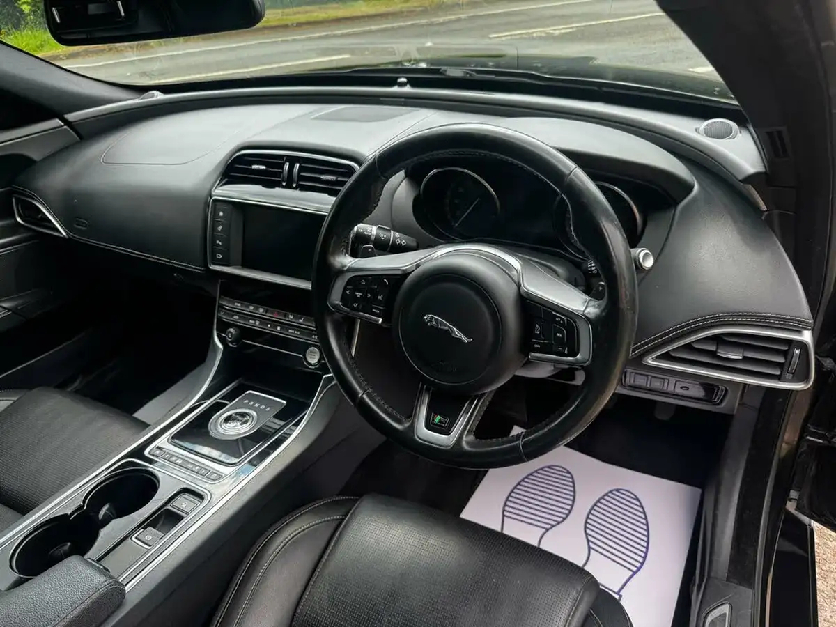 2016-jaguar-xe-20d-r-sport-163ps-auto-big-17