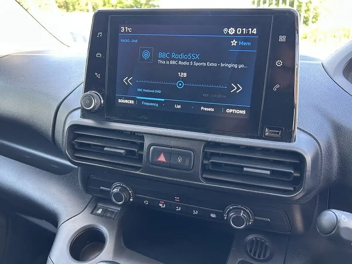 2019-peugeot-partner-15-bluehdi-1000-professional-100ps-eu6dt-panel-big-2