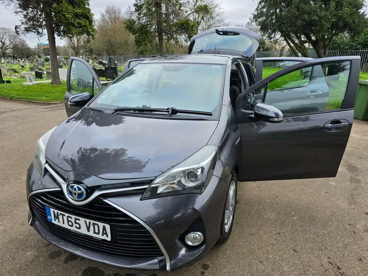 2015-toyota-yaris-15-vvt-i-icon-hybrid-big-9