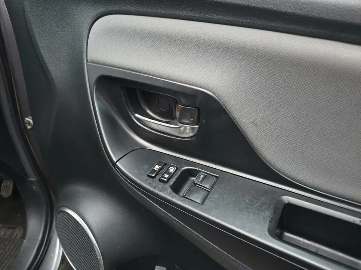 2015-toyota-yaris-15-vvt-i-icon-hybrid-big-33